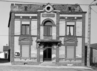 Façade de l'ancienne mairie-école construite vers 1910.