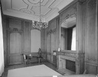 Ensemble du mobilier du bureau du maire (lambris de hauteur, tableau)