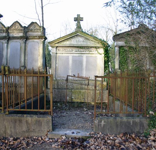 Tombeau (stèle funéraire) de la famille Dours et de la famille Derouvroy