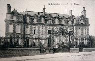 Façade sur rue du château Rouge, vers 1910 (carte postale).