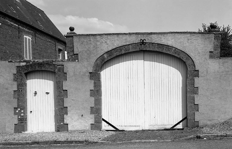 Ancienne ferme, Porte charretière et porte piétonne donnant accès à la cour  de ferme. (IVR22_19930200482X) - Inventaire Général du Patrimoine Culturel