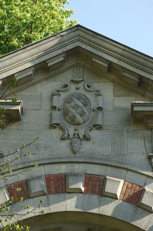 Portail monumental du château, dit de sainte Anne