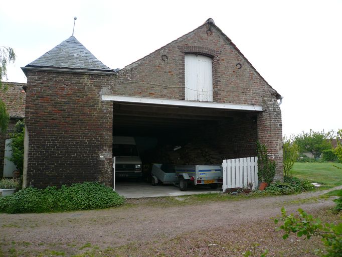 Ancienne ferme et épicerie-mercerie-café, ancien relais-auberge, de Favières, dit café Magdeleine