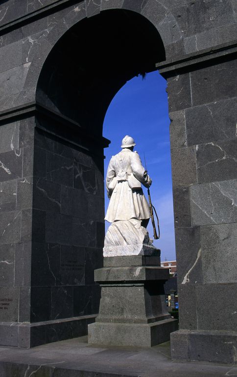 Statue (figure colossale) : Poilu écrasant le casque allemand