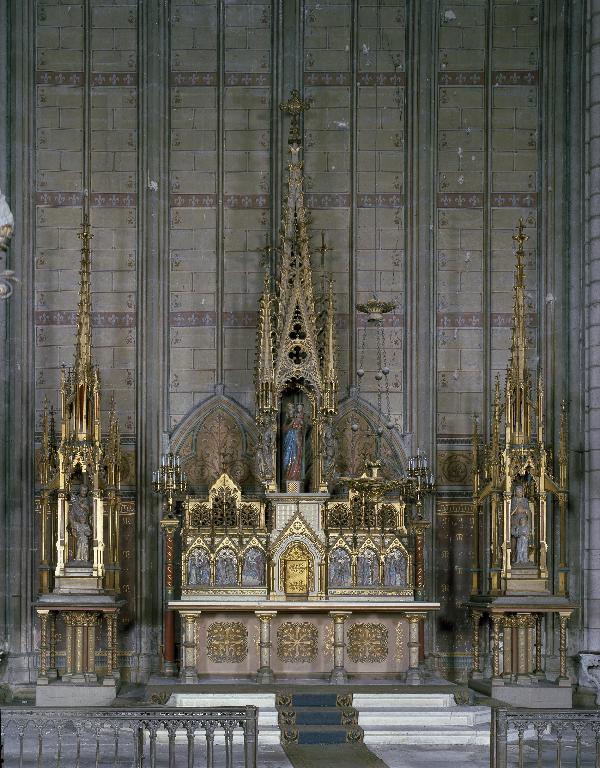 Ensemble de l'autel secondaire néogothique du Rosaire (3 degrés d'autel, autel table, tabernacle à dais d'exposition, retable)
