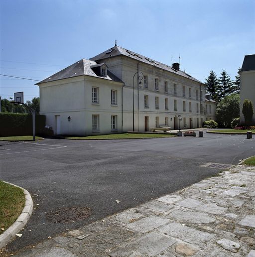 Ancien moulin à blé, devenu minoterie, puis usine de décolletage dite moulin Mazeau, actuellement foyer de l'Ecole de Direction du Transport et de la Logistique