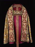 Ensemble de l'ornement doré de l'église Saint-Étienne (trois chapes, une chasuble et une paire de dalmatiques)