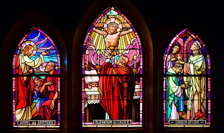 Ensemble des verrières historiées des huit chapelles latérales de la nef de l'église Saint-Nicolas de Bapaume