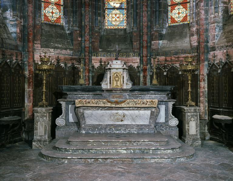 Ensemble du maître-autel : autel tombeau et gradin d'autel