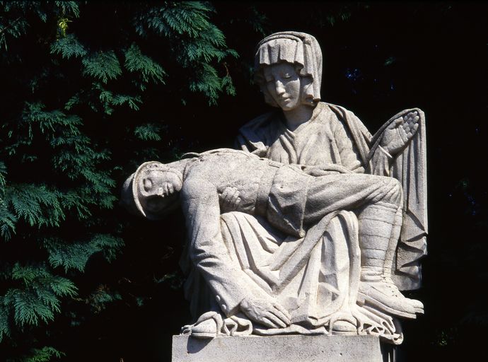 Groupe sculpté (figure colossale) : Pieta au poilu