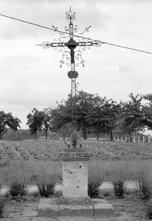Croix de chemin (croix de carrefour) de la Croix-Blanche à Beaurains-lès-Noyon