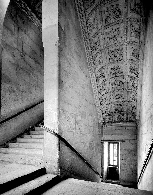 Décor de la voûte du grand escalier du logis (voûte en berceau, six consoles d'architecture)