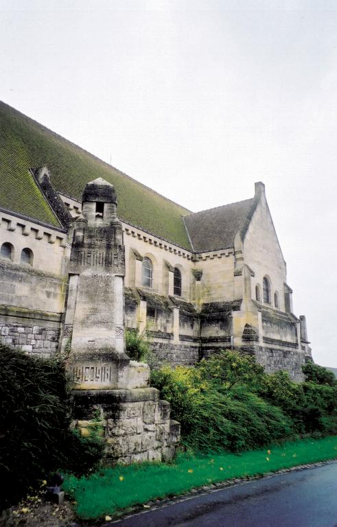 Eglise paroissiale et ancien cimetière (détruit) Saint-Médard à Fresnes-Mazancourt