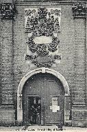 Elévation de la façade de l'hôpital général sur la rue du Saint-Sépulcre, détail de la travée où s'ouvre l'entrée principale ; carte postale, début du 20e siècle.