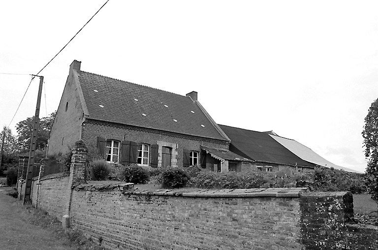 Ferme avec cimetière protestant irvingien à Ladouzy-la-Ville