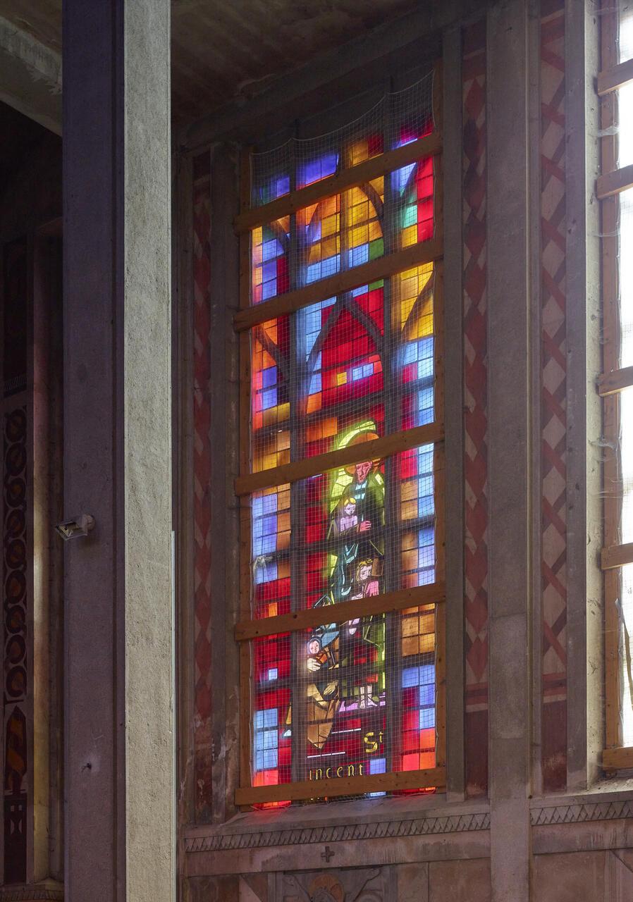 Verrière figurée : Saint Vincent de Paul (baie 12)