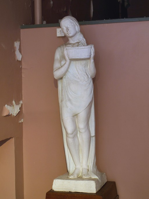 Statue : Femme debout tenant un panier