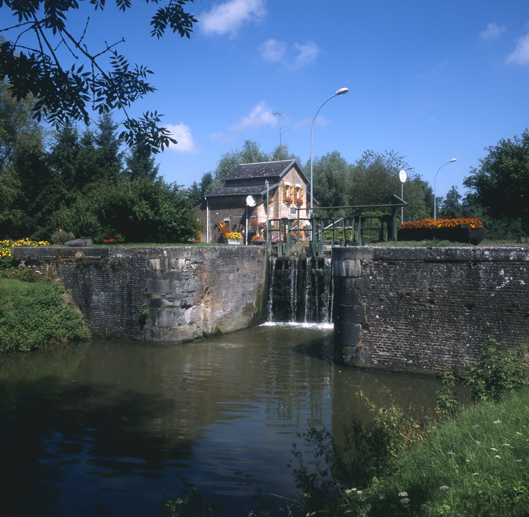 L'écluse de Tupigny, sur le canal de la Sambre à l'Oise.