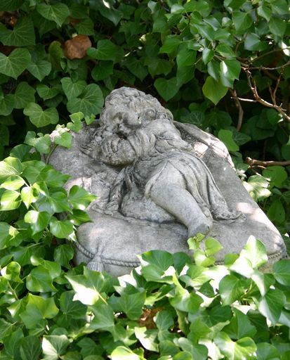 Statue : fillette endormie dite petite fille au coussin