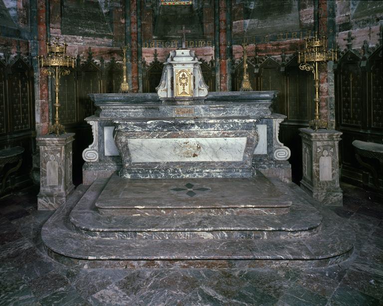 Ensemble du maître-autel : autel, gradin d'autel, tabernacle