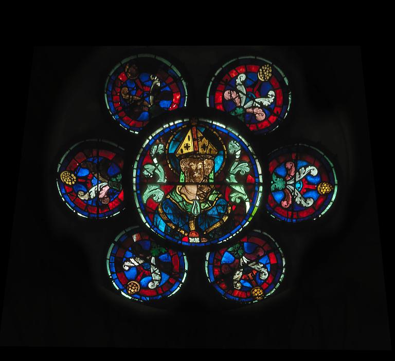 Ensemble de deux verrières mixtes (verrières figurées, verrières abstraites) : saint évêque, saint pape (baies 105 et 106)