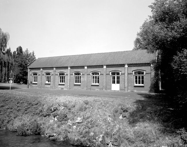 Anciens moulins, puis scierie, devenue filature et tissage de jute Saint Frères à Berteaucourt-les-Dames, dit d'Harondel, puis usine de meubles Sièges de France