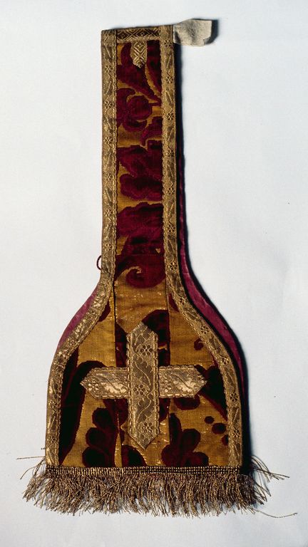 Ensemble de trois chapes, une chasuble et deux dalmatiques (ornement rouge)