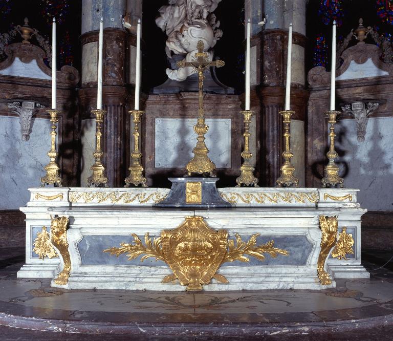 Ensemble du décor du sanctuaire (autel, tabernacle, paire de crédences, statue, paire de guéridons porte-luminaire, luminaires)