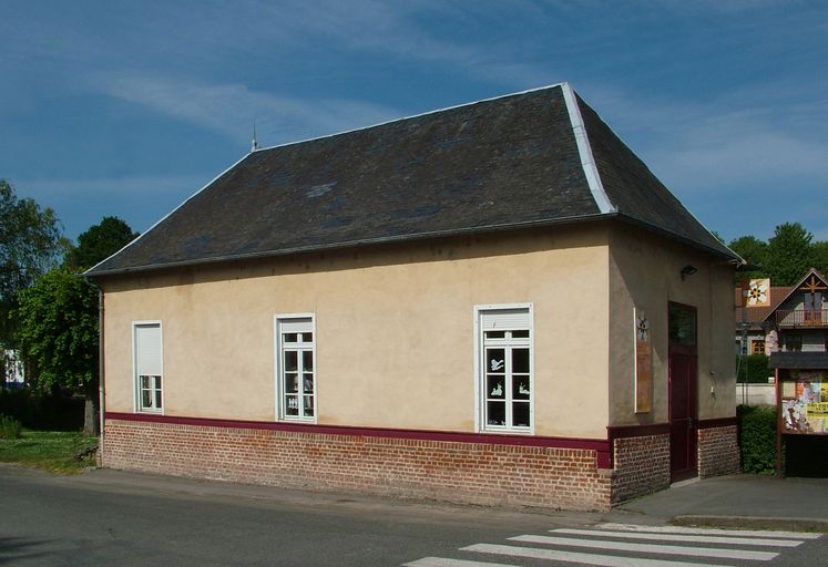 Ancienne école primaire de garçons, puis mairie, devenue bibliothèque de Canaples