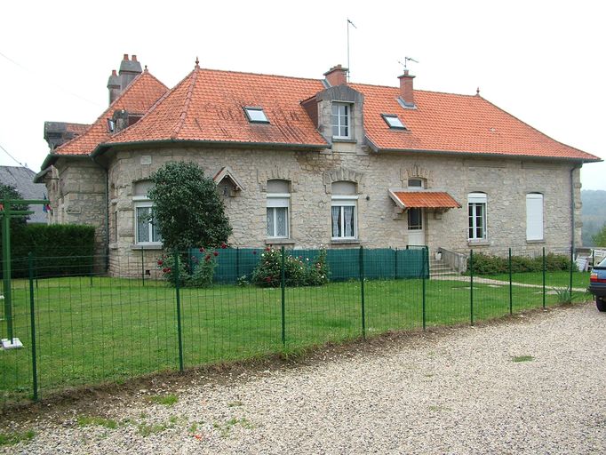 Mairie et ancienne école primaire d'Oulches-la-Vallée-Foulon