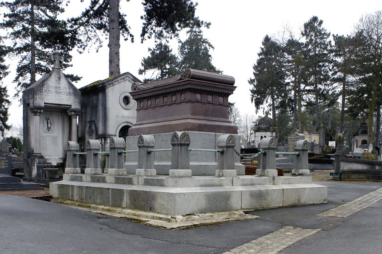 Monument funéraire (sarcophage) de la famille Duvauchel
