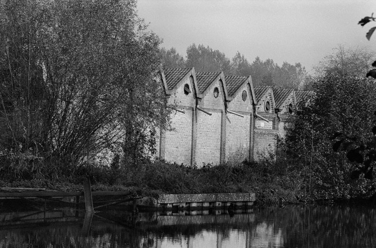 Ancienne filature Vve Dieu, puis carderie-filature Galland, puis tissage Bloch Meyer et Cie, puis filatures de Daours, devenues usine de roulements Rouca, puis usine de construction électrique Sté SCRM