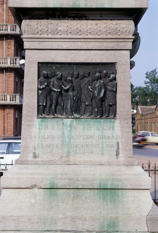 Ensemble de 2 bas-reliefs du monument de Jean-Baptiste André Godin