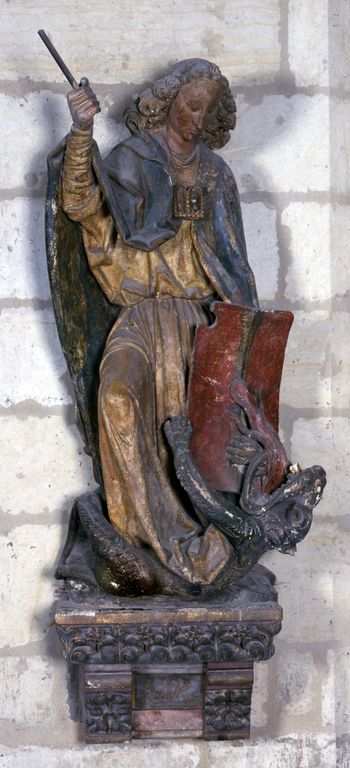 Statue (petite nature) : Saint Michel terrassant le dragon