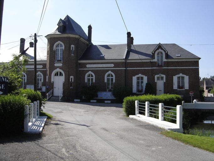 Mairie et école primaire de Favières