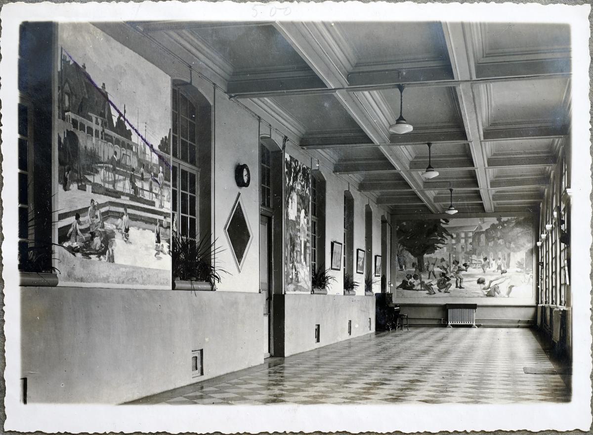 Décors peints de l'ancien cloître : Scènes de cour d'école, huiles sur toile de Raymond Tellier.