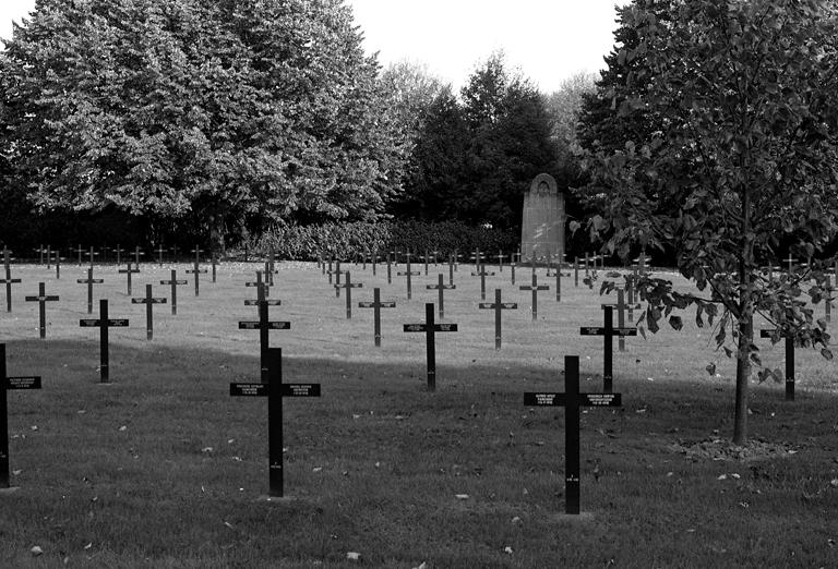 Cimetière communal et cimetière militaire allemand de Mennevret