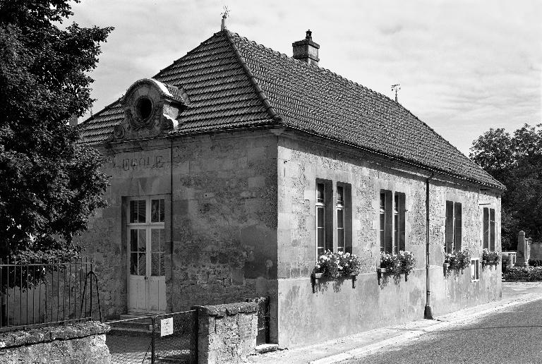 L'ancien château de Puiseux-en-Retz (vestiges), actuellement ferme, maisons, mairie-école