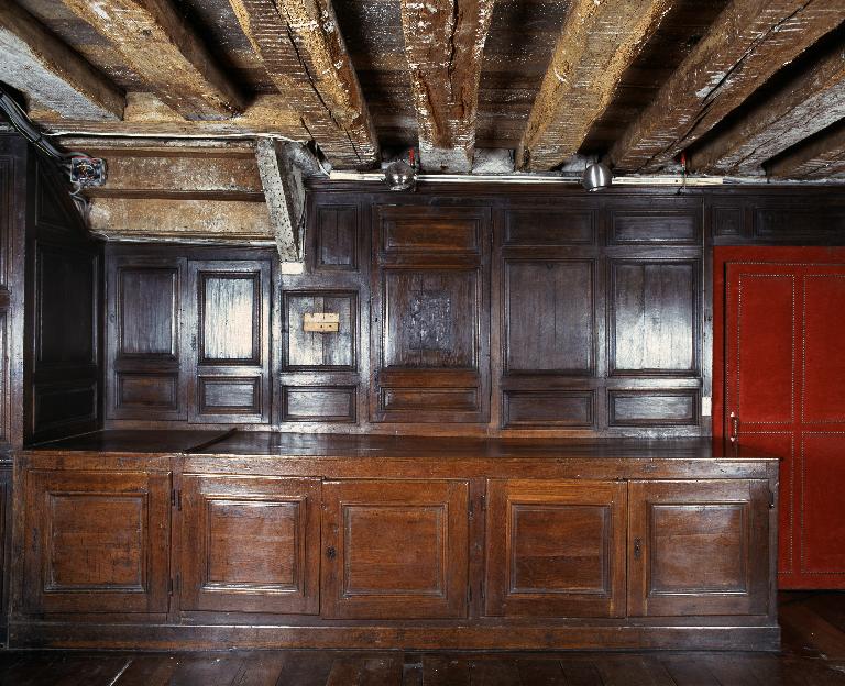 Meuble de sacristie : armoire aux vases sacrés, chapier, chasublier