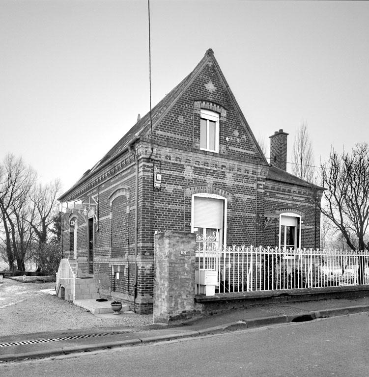 Vue de la maison, depuis la rue.