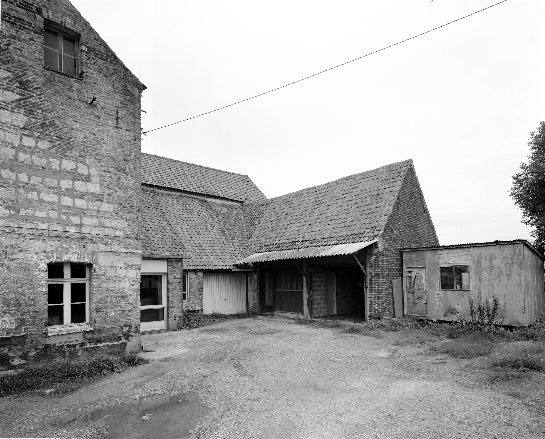 Moulin à papier et à huile De Laurette, puis moulin à farine Dedoncker, puis usine de menuiserie, actuellement entrepôt commercial