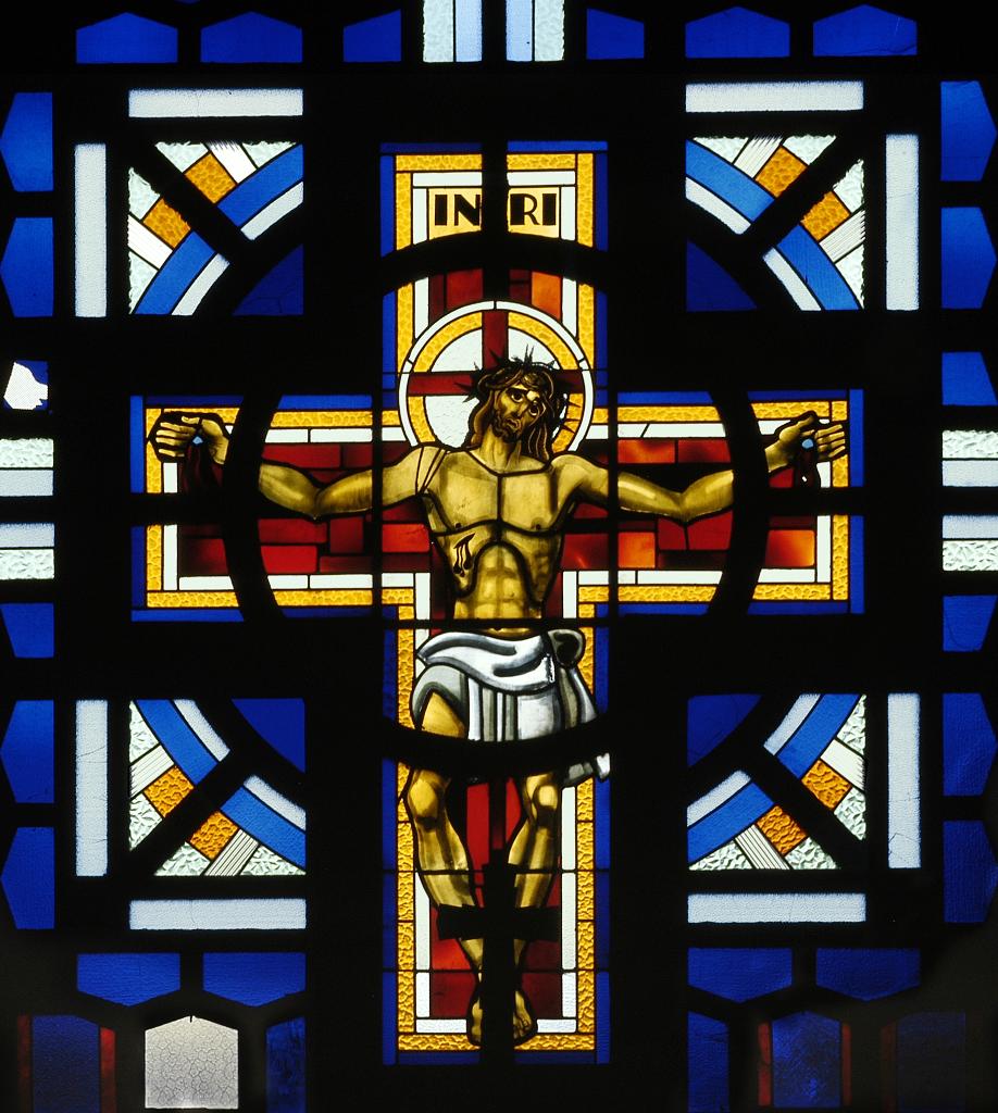 Ensemble des trois verrières figurées décoratives du chœur : Christ en croix, saint Martin