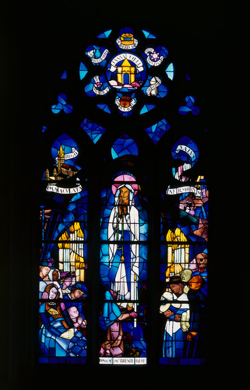 Verrière figurée allégorique : Vierge de Lourdes (baie 9)