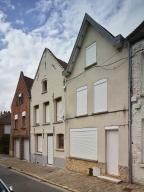 Ensemble de trois maisons avec pignon sur rue