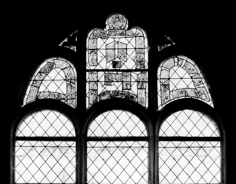 Fragments d'une verrière figurée détruite, remontés en verrière décorative (baie 5)