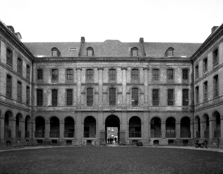 Ancien hôpital général de Lille, puis hospice dit hospice général (actuellement école de commerce)