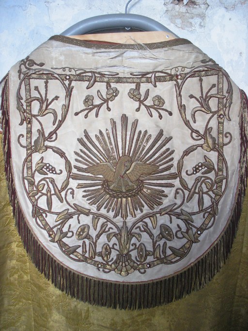 Chape (ornement doré, avec décor Pélican mystique, No 2)