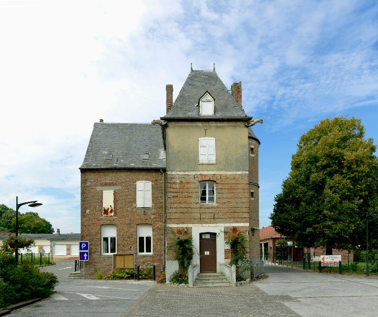 Ancien château d'Escarbotin, puis atelier de cylindres cannelés, puis école de filles, aujourd'hui syndicat d'initiative du Vimeu industriel