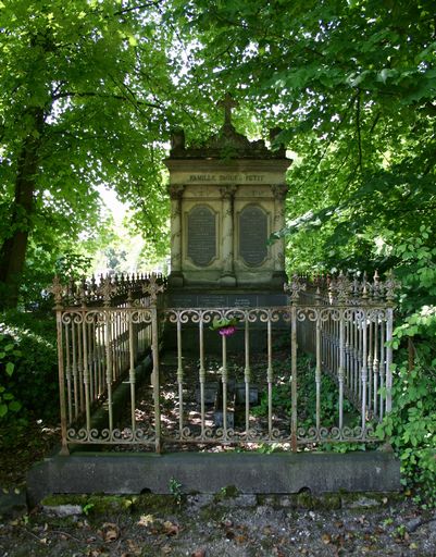 Tombeau (stèle funéraire) de la famille Saguez-Petit