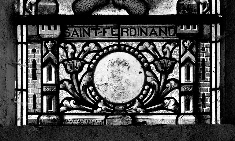 Verrière à personnages : saint Ferdinand, la Vierge et saint Jean l’Évangéliste (baie 7)